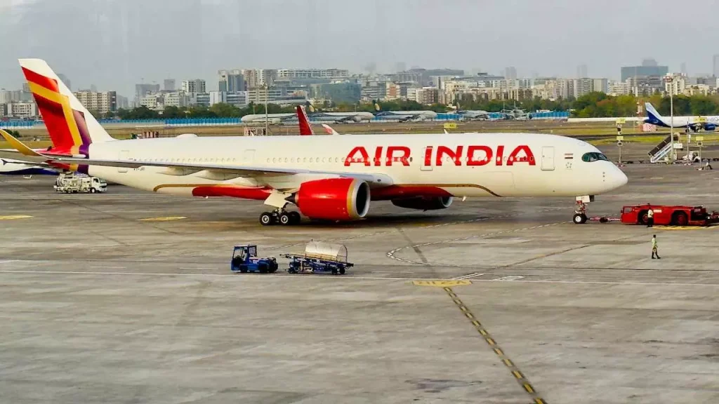 Air India Salary Hike: पायलटों की सैलरी में 15% तक बढ़ोतरी, नई पॉलिसी से करियर ग्रोथ को मिलेगा बढ़ावा Air India Salary Hike: पायलटों की सैलरी में 15% तक बढ़ोतरी, नई पॉलिसी से करियर ग्रोथ को मिलेगा बढ़ावा