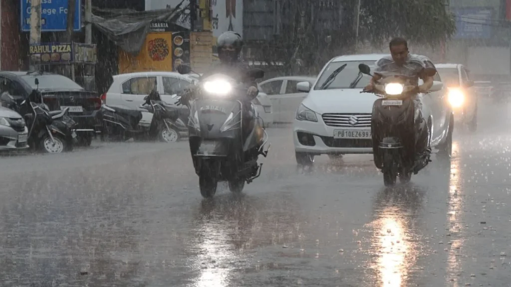 Delhi-NCR Weather: तेज बारिश से दिन में छाया अंधेरा, गुरुग्राम में जाम; जानें मौसम का ताजा हाल Delhi-NCR Weather: दिल्ली एनसीआर में तेज बारिश से दिन में छाया अंधेरा, गाजियाबाद नोएडा और गुरुग्राम में बारिश