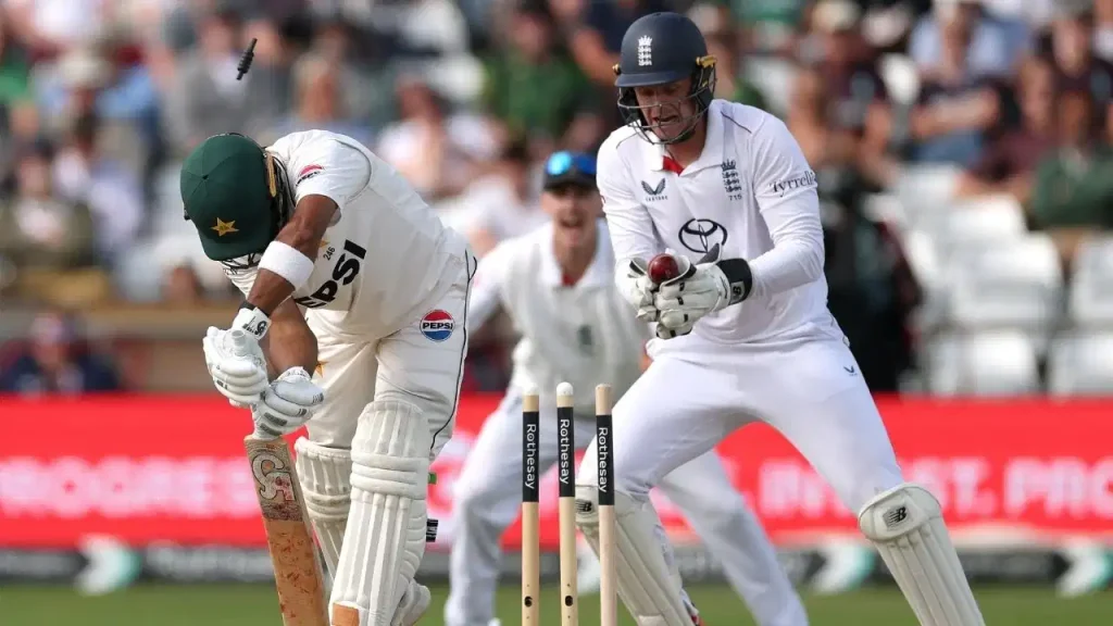ENG vs PAK: जोफ्रा आर्चर की बाउंसर पर बुरी तरह फंसे बाबर आजम, 6 रन पर हुए आउट; सोशल मीडिया पर वायरल हुआ VIDEO