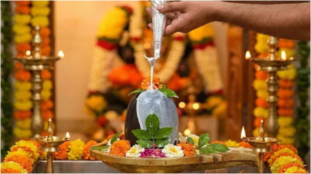 Sawan Rudrabhishek 2026: सावन में किस चीज से करें रुद्राभिषेक? जानें दूध, गन्ने का रस, जल और तेल से अभिषेक का महत्व