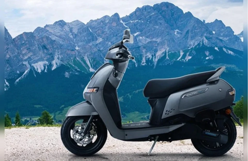 TVS iQube Sales July 2026: बिक्री में 158% की छलांग, 59,386 यूनिट बिकीं; जानें कीमत और रेंज
