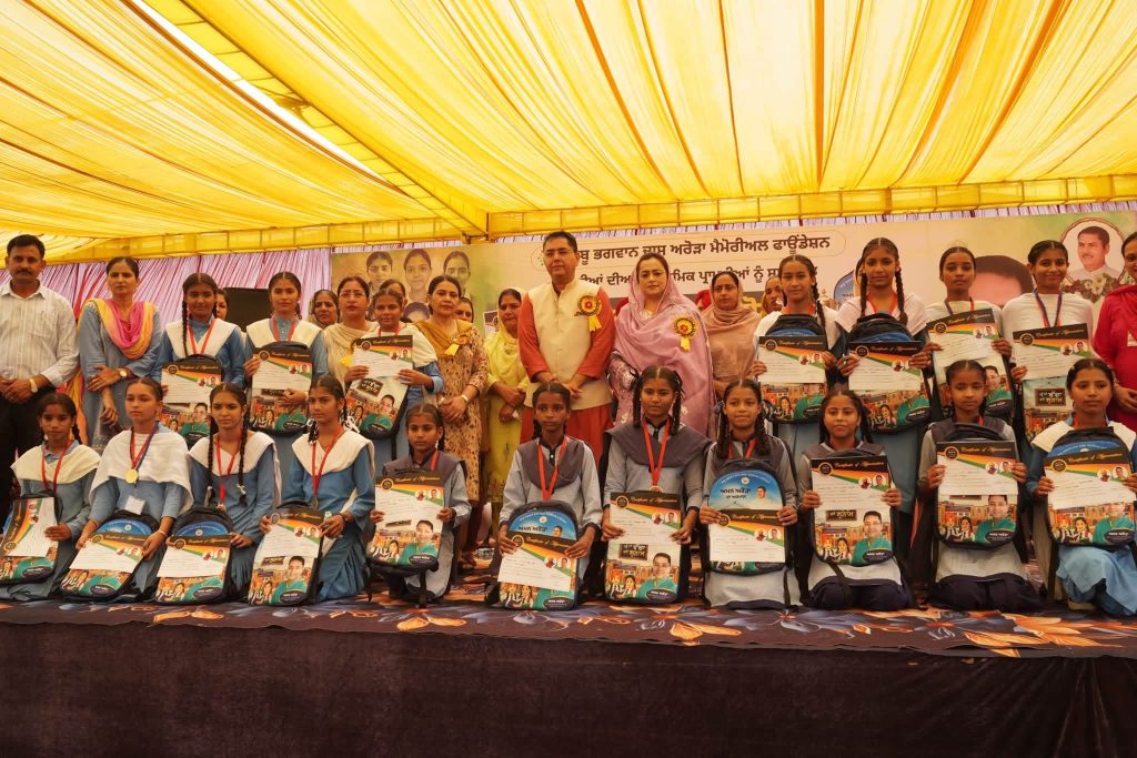 सुनाम की बेटियों ने JEE Main, NEET और PSEB में चमकाया नाम, अमन अरोड़ा ने किया सम्मान