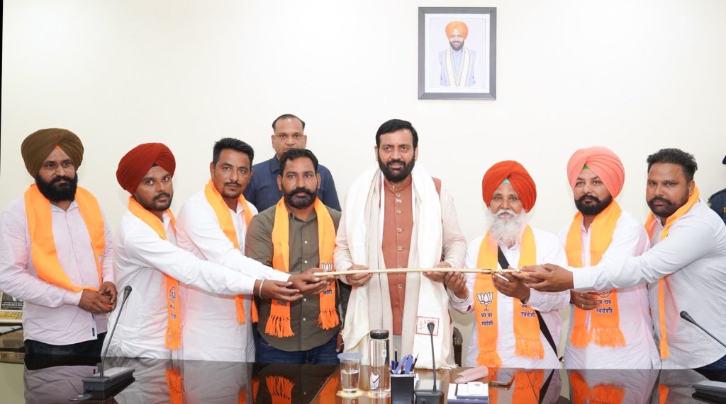 पटियाला के सतराना से कई लोगों ने थामा भाजपा का दामन, मुख्यमंत्री नायब सिंह सैनी ने किया स्वागत पटियाला के सतराना से कई लोगों ने थामा भाजपा का दामन, मुख्यमंत्री नायब सिंह सैनी ने किया स्वागत