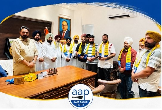 पंजाब में AAP को मिला समर्थन, बलिएवाल गांव के कई परिवार आम आदमी पार्टी में शामिल पंजाब में AAP को मिला समर्थन, बलिएवाल गांव के कई परिवार आम आदमी पार्टी में शामिल
