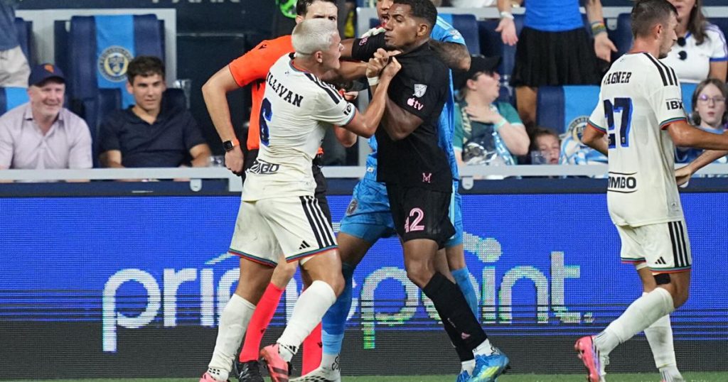 इंटर मियामी-फिलाडेल्फिया मैच में WWE जैसा नजारा, खिलाड़ियों के बीच हुई जमकर भिड़ंत इंटर मियामी-फिलाडेल्फिया मैच में WWE जैसा नजारा, खिलाड़ियों के बीच हुई जमकर भिड़ंत