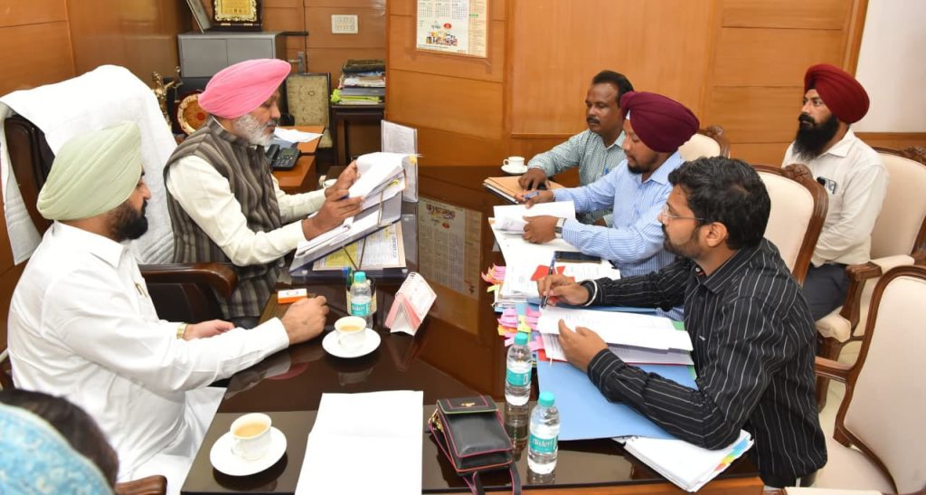 हरपाल सिंह चीमा ने कर्मचारी संघों के साथ की बैठक, संविदात्मक प्रक्रिया में तेजी के निर्देश