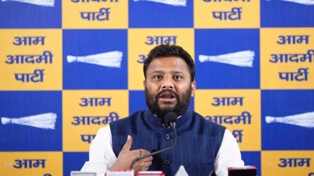 प्रवेश वर्मा के व्यवहार पर कुलदीप कुमार का पलटवार, बोले- अपमान और भेदभाव मुझे रोक नहीं सकते