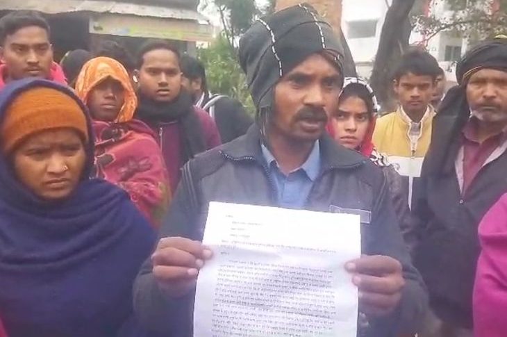 रोहतक में दहेज हत्या मामले में आरोपियों की गिरफ्तारी की मांग, थाने के बाहर परिजनों का प्रदर्शन रोहतक में दहेज हत्या के आरोपियों की गिरफ्तारी की मांग को लेकर थाने के बाहर प्रदर्शन करते परिजन