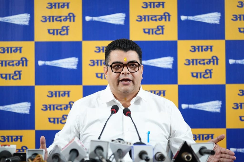दिल्ली में जलभराव और गंदगी को लेकर AAP का प्रदर्शन, MCD सदन के बाहर नाव लेकर पहुंचे पार्षद दिल्ली में जलभराव और गंदगी को लेकर AAP का प्रदर्शन, MCD सदन के बाहर नाव लेकर पहुंचे पार्षद