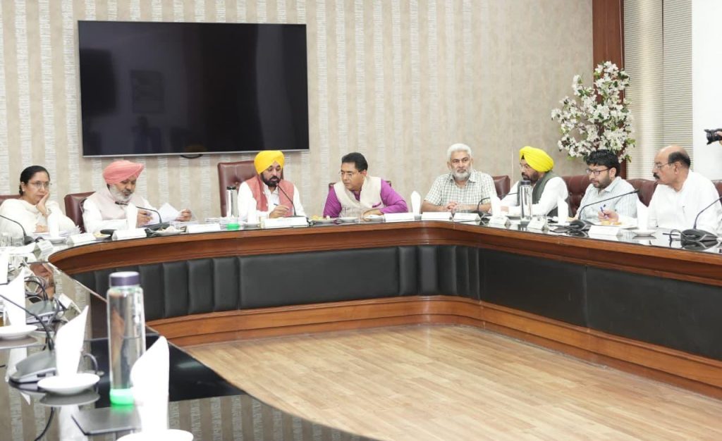 पंजाब कैबिनेट बैठक: मुख्यमंत्री भगवंत मान सरकार के बड़े फैसले, निजी स्कूल फीस से लेकर कर्मचारियों और शिक्षा क्षेत्र को राहत