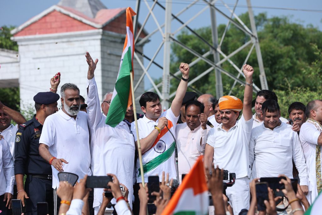 पलवल की तिरंगा यात्रा ने रचा विश्व कीर्तिमान, गौरव गौतम के नेतृत्व में हजारों लोगों ने लिया हिस्सा पलवल की तिरंगा यात्रा ने रचा विश्व कीर्तिमान, गौरव गौतम के नेतृत्व में हजारों लोगों ने लिया हिस्सा