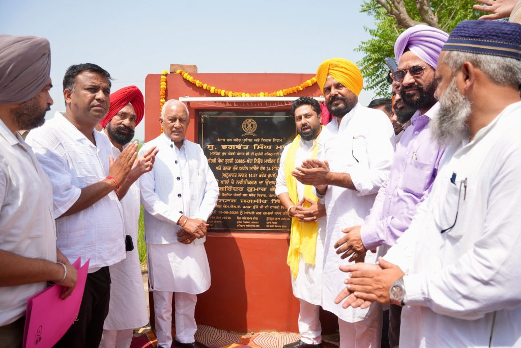 बरिंदर गोयल पीउरी और जीदा गांवों में नहर सिंचाई परियोजनाओं का उद्घाटन करते हुए
