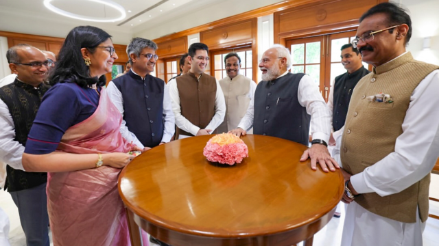 प्रधानमंत्री नरेंद्र मोदी ने 45 एनडीए सांसदों से की मुलाकात, विकास, जनसेवा और संगठन को लेकर दिए अहम संदेश प्रधानमंत्री नरेंद्र मोदी ने 45 एनडीए सांसदों से की मुलाकात, विकास, जनसेवा और संगठन को लेकर दिए अहम संदेश