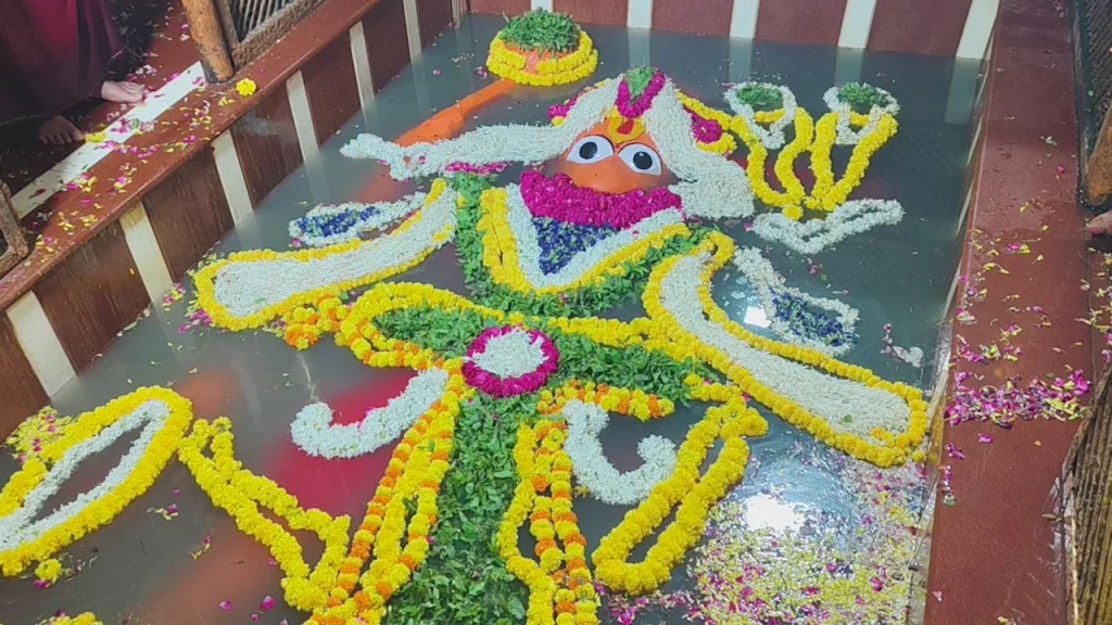 प्रयागराज में गंगा-यमुना का जलस्तर बढ़ा, बंधवा हनुमान मंदिर के गर्भगृह तक पहुंचा पानी प्रयागराज में गंगा-यमुना का जलस्तर बढ़ा, बंधवा हनुमान मंदिर के गर्भगृह तक पहुंचा पानी