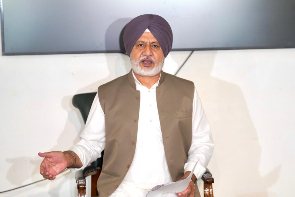 हरभजन सिंह के वीडियो को लेकर सियासत गरम, बलतेज पन्नू ने BJP पर लगाया बड़ा आरोप हरभजन सिंह के वीडियो को लेकर सियासत गरम, बलतेज पन्नू ने BJP पर लगाया बड़ा आरोप