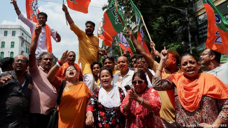 महिला वोट बैंक पर सरकारों का फोकस क्यों बढ़ा? BJP के वादों से लेकर फ्री स्कीम्स तक समझिए पूरा गणित महिला वोट बैंक पर सरकारों का फोकस क्यों बढ़ा? BJP के वादों से लेकर फ्री स्कीम्स तक समझिए पूरा गणित