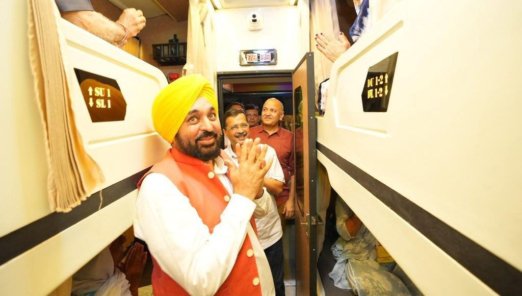 मुख्यमंत्री तीर्थ यात्रा योजना के दूसरे चरण की शुरुआत, 1.5 लाख श्रद्धालु करेंगे धार्मिक स्थलों के दर्शन मुख्यमंत्री तीर्थ यात्रा योजना के दूसरे चरण की शुरुआत, 1.5 लाख श्रद्धालु करेंगे धार्मिक स्थलों के दर्शन