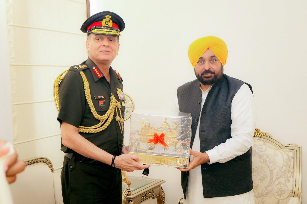 मुख्यमंत्री भगवंत मान ने सेना प्रमुख जनरल धीरज सेठ से की मुलाकात, पंजाब की सुरक्षा पर हुई अहम चर्चा मुख्यमंत्री भगवंत मान ने सेना प्रमुख जनरल धीरज सेठ से की मुलाकात, पंजाब की सुरक्षा पर हुई अहम चर्चा