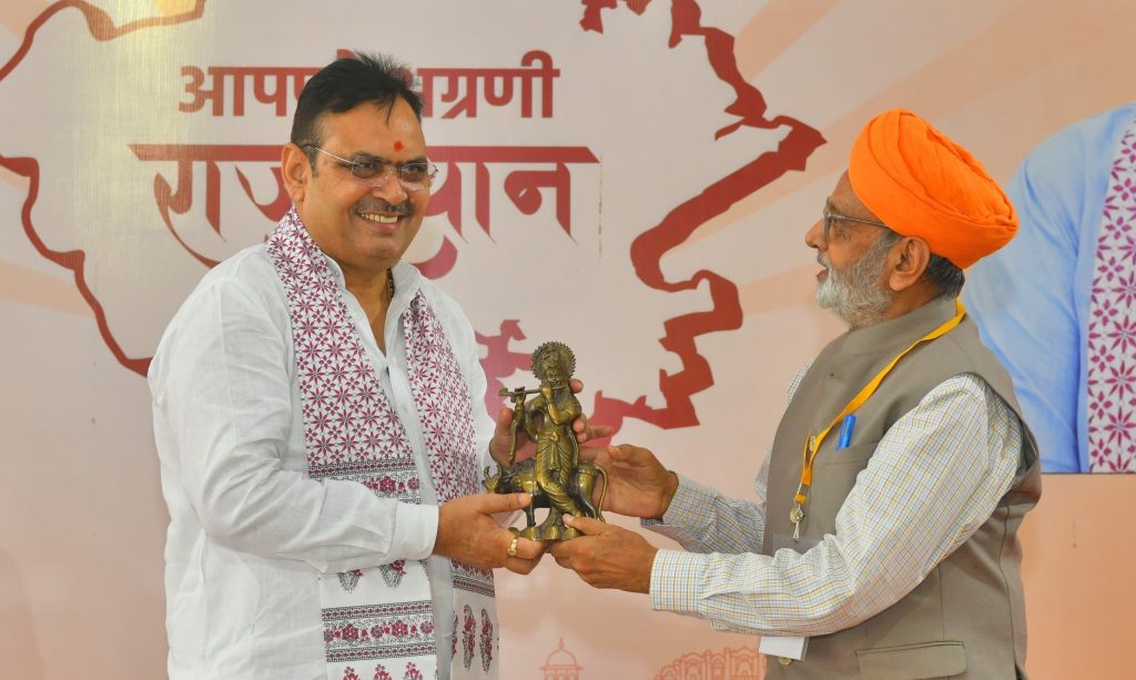 मुख्यमंत्री भजनलाल शर्मा ने लोकतंत्र सेनानियों से किया संवाद, उनके त्याग को किया नमन मुख्यमंत्री भजनलाल शर्मा ने लोकतंत्र सेनानियों से किया संवाद, उनके त्याग को किया नमन