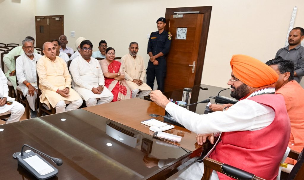 संत कबीर कुटीर में मुख्यमंत्री नायब सिंह सैनी ने की सम्मानितजनों से मुलाकात, विकास पर दिया जोर संत कबीर कुटीर में मुख्यमंत्री नायब सिंह सैनी ने की सम्मानितजनों से मुलाकात, विकास पर दिया जोर