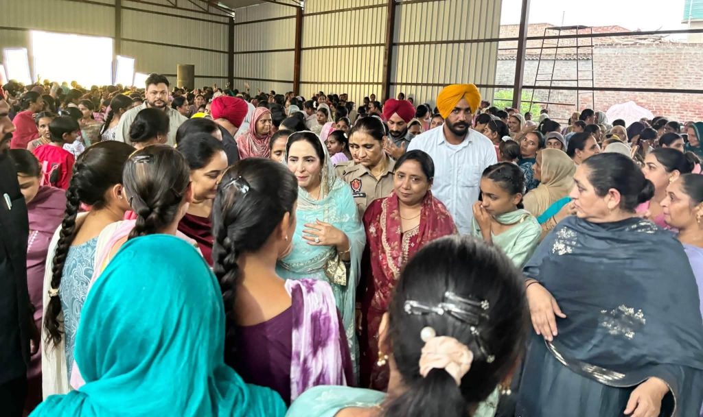 सतौज में तीज का त्योहार, बलजीत कौर ने भगवंत मान की मां हरपाल कौर से की मुलाकात सतौज में तीज का त्योहार, बलजीत कौर ने भगवंत मान की मां हरपाल कौर से की मुलाकात