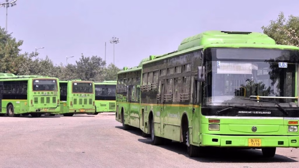 दिल्ली में डीटीसी बस चालकों की हड़ताल चौथे दिन भी जारी, हजारों यात्री परेशान; जानें आज क्या हैं हालात