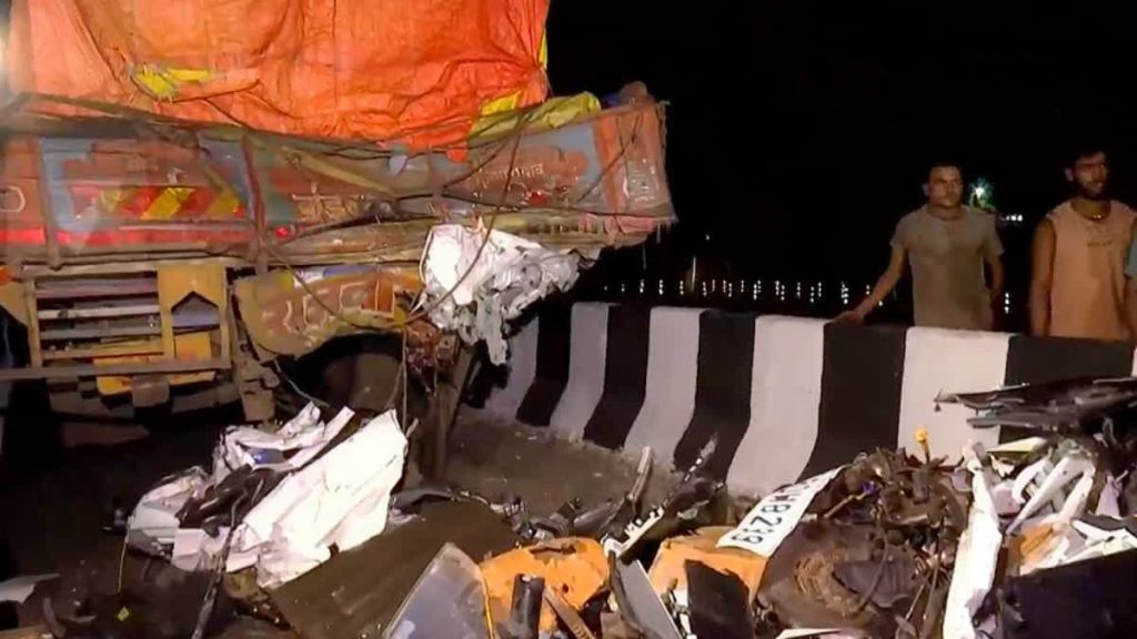 Kerala Road Accident: त्रिशूर में खड़ी लॉरी से भिड़ी कार, तमिलनाडु के 8 छात्रों की मौत Kerala Road Accident: त्रिशूर में खड़ी लॉरी से भिड़ी कार, तमिलनाडु के 8 छात्रों की मौत