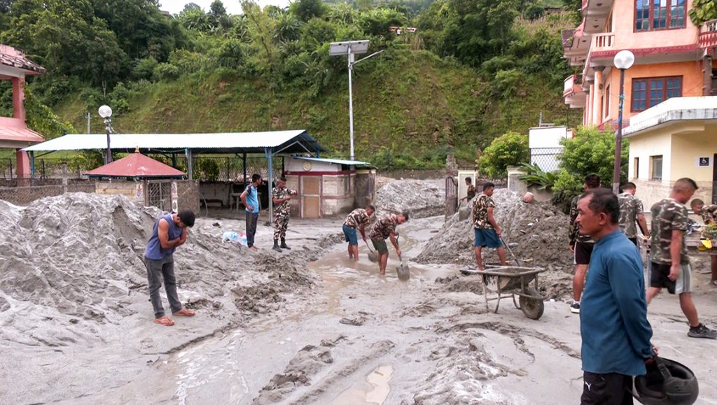 Nepal Flood Alert: ग्लेशियर टूटने के 38 मिनट बाद जारी हुआ अलर्ट, 7 दिन में 1127 मौतों से मचा हाहाकार Nepal Flood Alert: ग्लेशियर टूटने के 38 मिनट बाद जारी हुआ अलर्ट, 7 दिन में 1127 मौतों से मचा हाहाकार