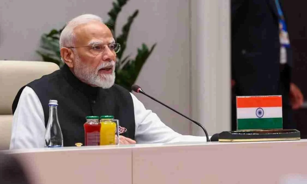SCO Summit में आतंकवाद पर प्रधानमंत्री नरेंद्र मोदी का सख्त संदेश, शहबाज शरीफ के सामने दो टूक कही बात SCO Summit में आतंकवाद पर प्रधानमंत्री नरेंद्र मोदी का सख्त संदेश, शहबाज शरीफ के सामने दो टूक कही बात