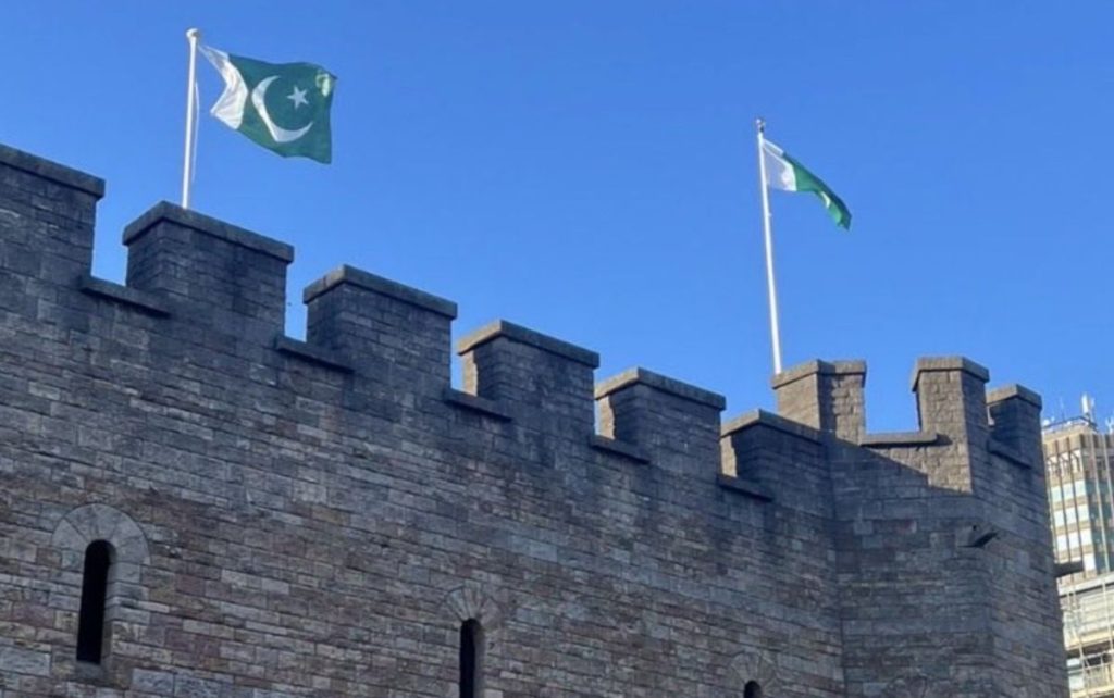 UK के कार्डिफ कैसल पर पाकिस्तान का झंडा फहराने से विवाद, रिफॉर्म UK ने उठाए सवाल UK के कार्डिफ कैसल पर पाकिस्तान का झंडा फहराने से विवाद, रिफॉर्म UK ने उठाए सवाल