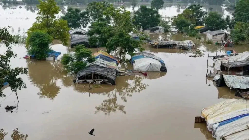 बिहार में बाढ़ का बढ़ता खतरा, 7 जगहों पर लाल निशान के ऊपर गंगा; 18 जिले प्रभावित बिहार में बाढ़ का बढ़ता खतरा, 7 जगहों पर लाल निशान के ऊपर गंगा; 18 जिले प्रभावित