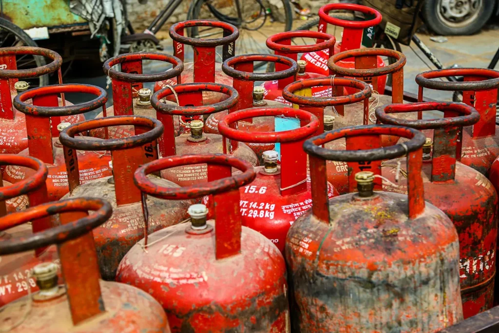 LPG Cylinder Price: कमर्शियल गैस सिलेंडर पर ₹600 तक की बचत, जानें कहां मिल रहा डिस्काउंट और आज के रेट LPG Cylinder Price: कमर्शियल गैस सिलेंडर पर ₹600 तक की बचत, जानें कहां मिल रहा डिस्काउंट और आज के रेट