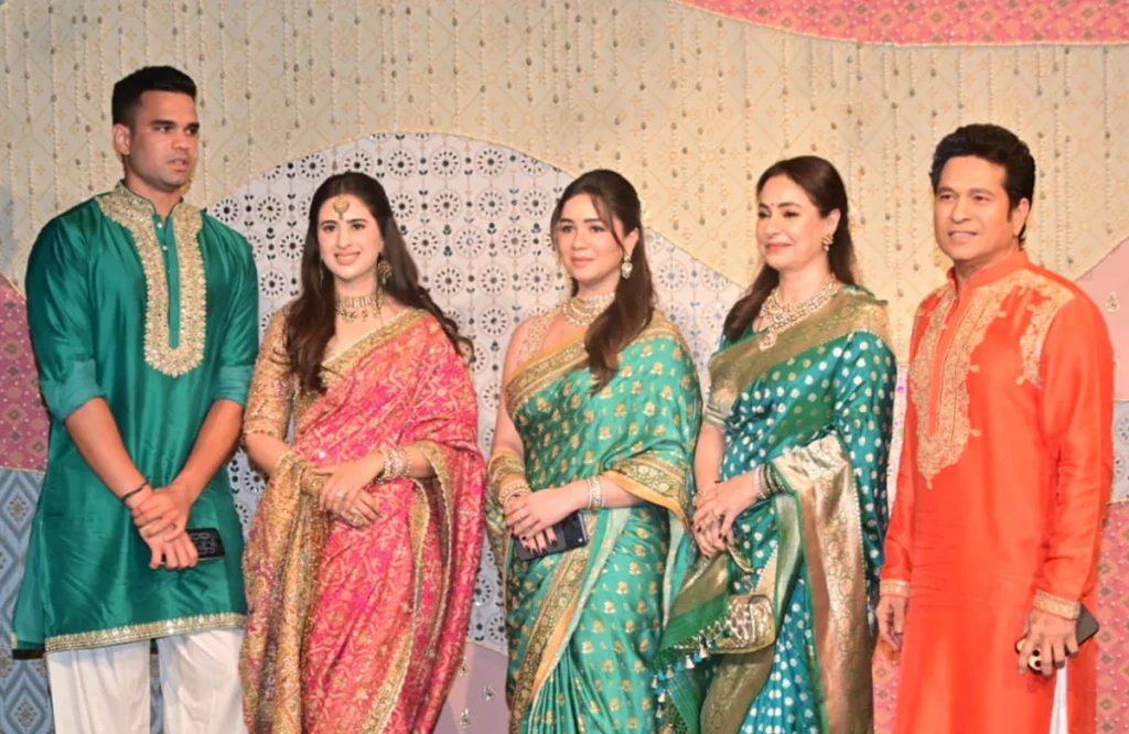 अंबानी गणपति सेलिब्रेशन में परिवार संग पहुंचे सचिन तेंदुलकर, साड़ी में सारा और सानिया ने लूटी महफिल