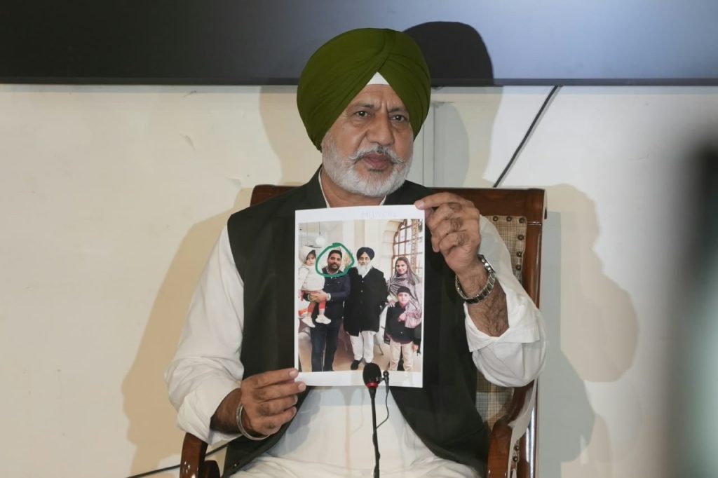 आप का अकालियों पर पलटवार, बलतेज पन्नू ने अमरदीप ग्रेवाल की सीनियर भाजपा नेताओं के साथ गुरी चाहल की अकालियों के साथ दिखाईं तस्वीरें आप का अकालियों पर पलटवार, बलतेज पन्नू ने अमरदीप ग्रेवाल की सीनियर भाजपा नेताओं के साथ गुरी चाहल की अकालियों के साथ दिखाईं तस्वीरें