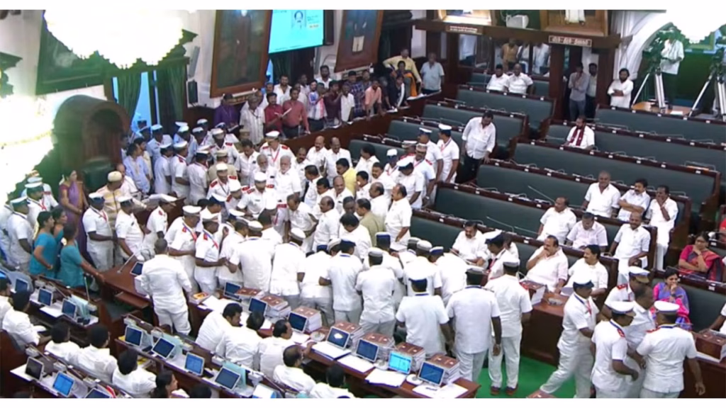 तमिलनाडु विधानसभा: MISA और भ्रष्टाचार के आरोपों पर घमासान, DMK विधायकों को मार्शलों ने सदन से निकाला तमिलनाडु विधानसभा: MISA और भ्रष्टाचार के आरोपों पर घमासान, DMK विधायकों को मार्शलों ने सदन से निकाला