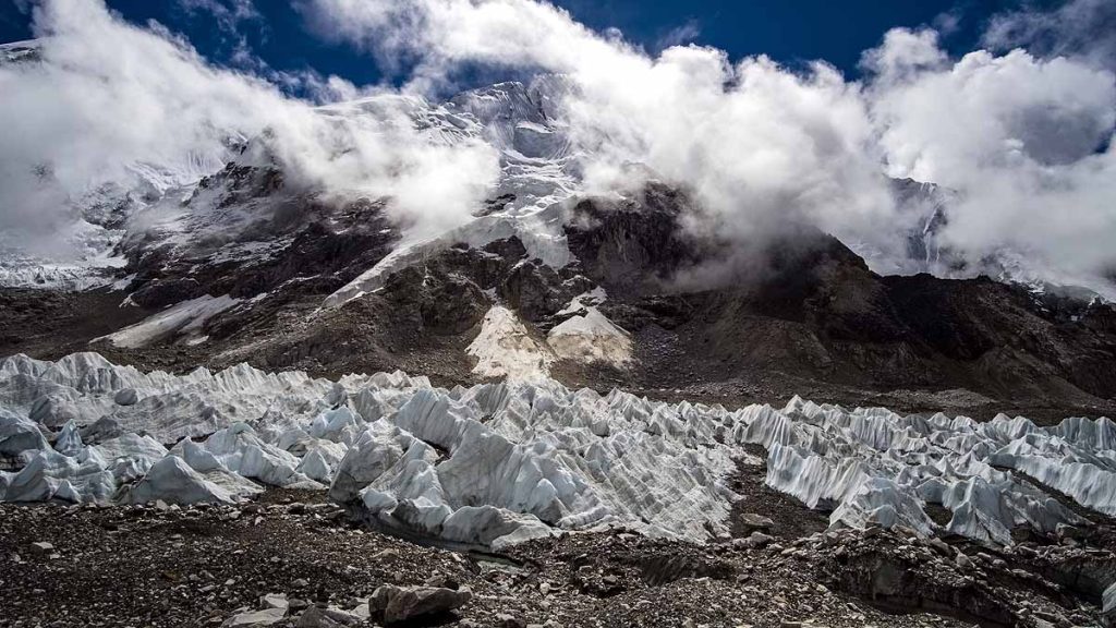 तेजी से पिघल रहे हिमालयी ग्लेशियर, 2 अरब लोगों की जल सुरक्षा पर मंडराया बड़ा खतरा तेजी से पिघल रहे हिमालयी ग्लेशियर, 2 अरब लोगों की जल सुरक्षा पर मंडराया बड़ा खतरा