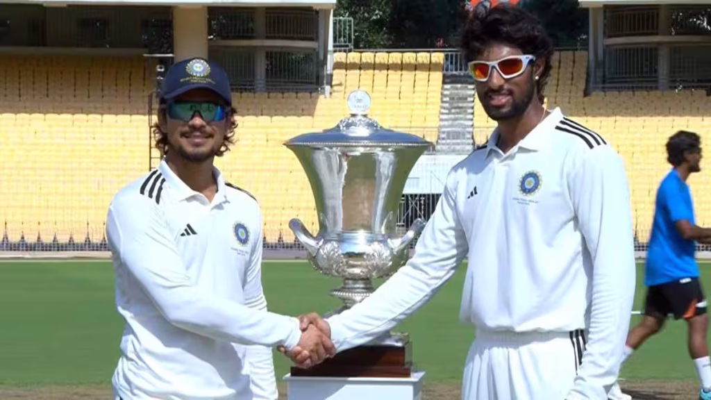 दलीप ट्रॉफी 2026 फाइनल: 700 रन बनाने के बाद भी हार सकती है साउथ जोन, जानिए ईस्ट जोन कैसे बनेगी चैंपियन दलीप ट्रॉफी 2026 फाइनल: 700 रन बनाने के बाद भी हार सकती है साउथ जोन, जानिए ईस्ट जोन कैसे बनेगी चैंपियन