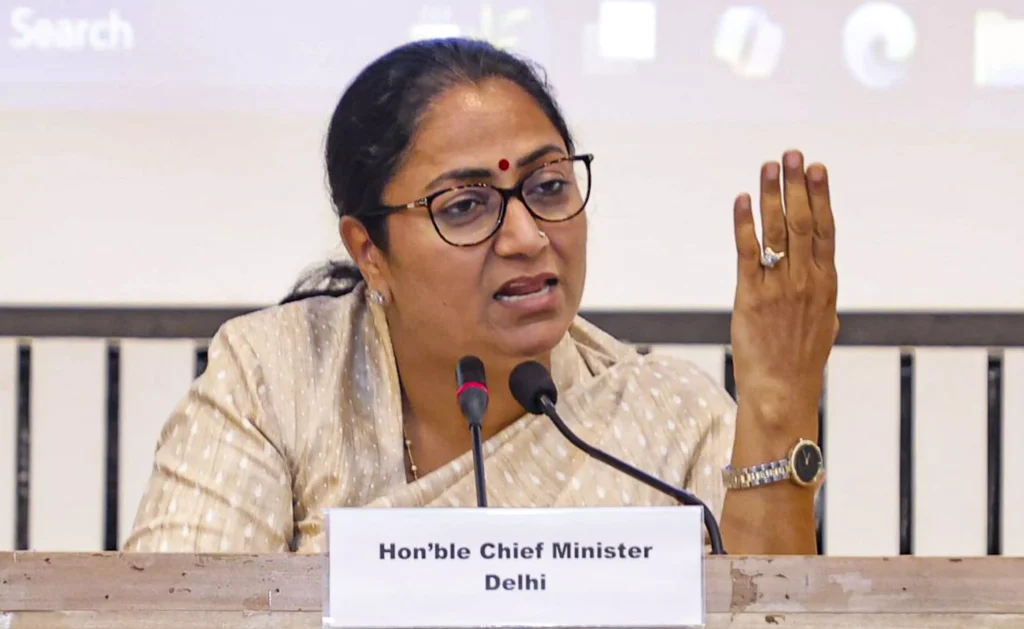 दिल्ली में 5वीं मंजिल को लेकर बड़ा सवाल, क्या हर पांचवीं मंजिल अवैध है? जानें मकान बनाने के नियम दिल्ली में 5वीं मंजिल को लेकर बड़ा सवाल, क्या हर पांचवीं मंजिल अवैध है? जानें मकान बनाने के नियम