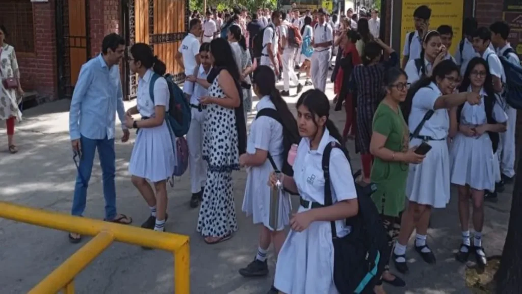 दिल्ली में कई स्कूलों को बम की धमकी वाले ईमेल, छात्रों को कराया गया सुरक्षित बाहर दिल्ली में कई स्कूलों को बम की धमकी वाले ईमेल, छात्रों को कराया गया सुरक्षित बाहर