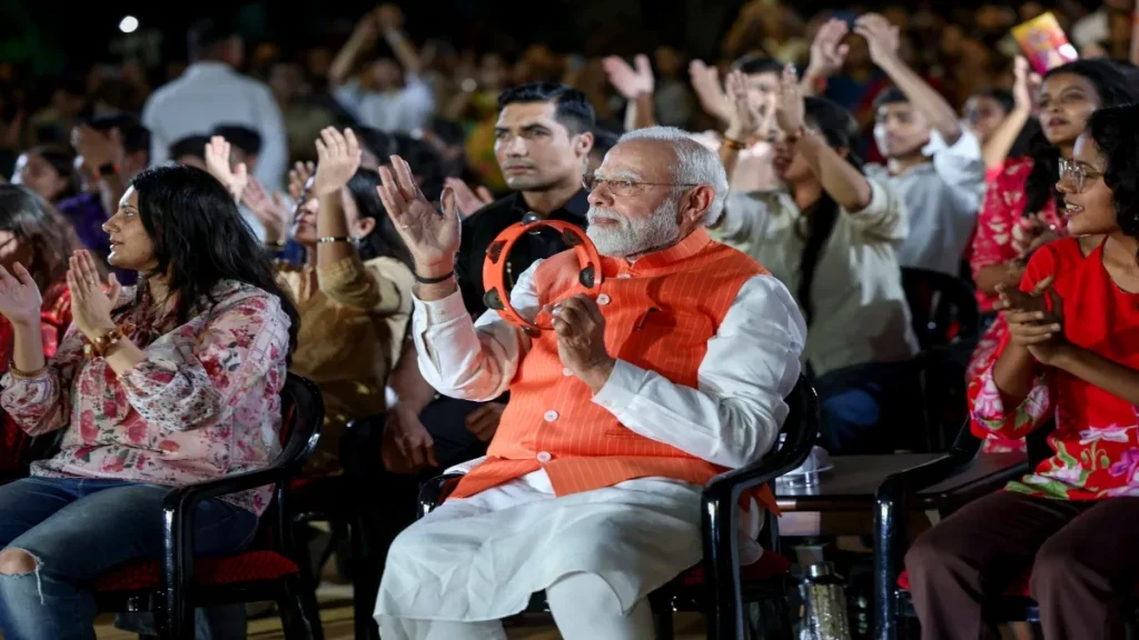दीनदयाल जयंती पर भजन क्लबिंग कार्यक्रम में पहुंचे प्रधानमंत्री मोदी, खंजरी बजाकर युवाओं का बढ़ाया उत्साह
