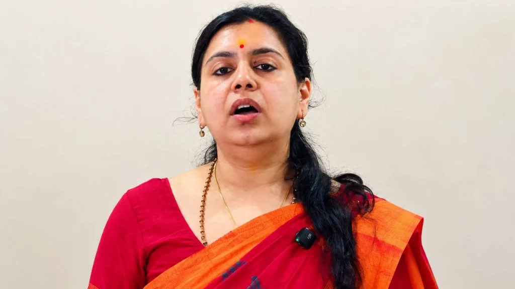 पूर्व IAS दिव्या मित्तल की राजनीति में एंट्री, बोलीं- यूपी में रहूंगी, डरूंगी नहीं, सवाल करूंगी