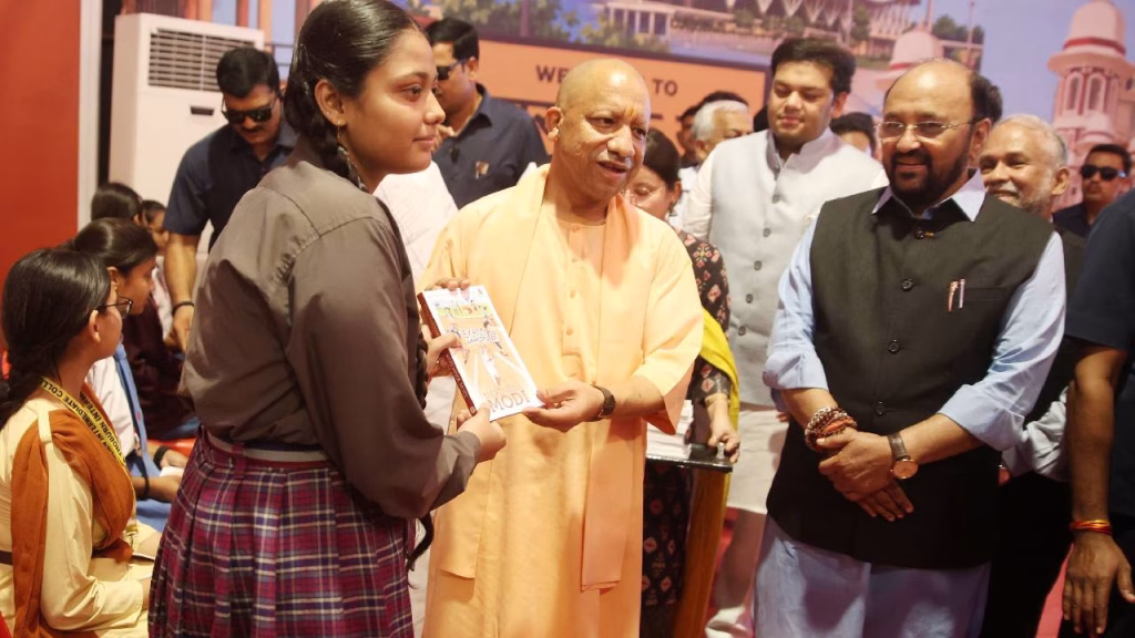 मुख्यमंत्री योगी आदित्यनाथ ने किया शुभारंभ, छात्रों से बोले- पाठ्यक्रम के साथ अच्छी किताबें भी पढ़ें
