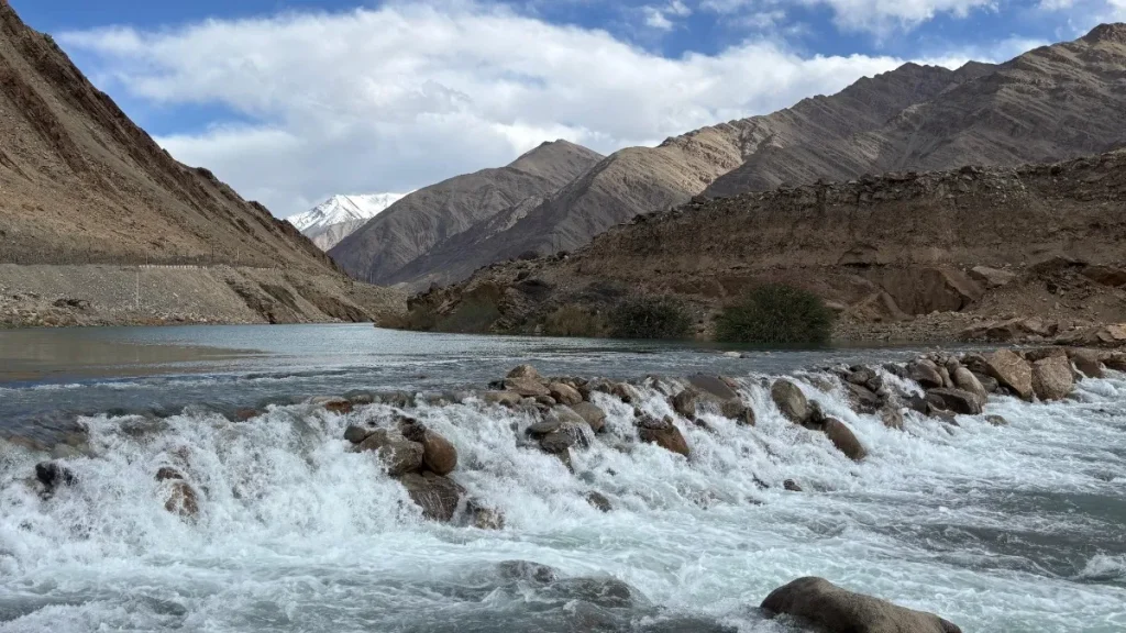 सिंधु जल संधि के बीच लद्दाख में बना अनोखा चेक डैम, 10 फीट बढ़ा नदी का जलस्तर
