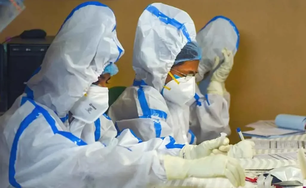 Russia Plague Alert: लैब रिसर्चर की मौत के बाद 200 से ज्यादा लोग निगरानी में, प्लेग की आशंका से बढ़ी चिंता Russia Plague Alert: लैब रिसर्चर की मौत के बाद 200 से ज्यादा लोग निगरानी में, प्लेग की आशंका से बढ़ी चिंता
