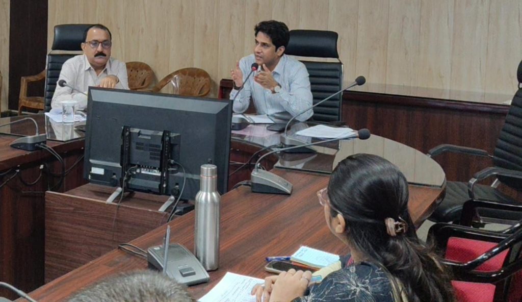 किसानों को टोकन के जरिए मिलेगी खाद, कालाबाजारी करने वालों पर होगी सख्त कार्रवाई: कलेक्टर मृणाल मीना किसानों को टोकन के जरिए मिलेगी खाद, कालाबाजारी करने वालों पर होगी सख्त कार्रवाई: कलेक्टर मृणाल मीना