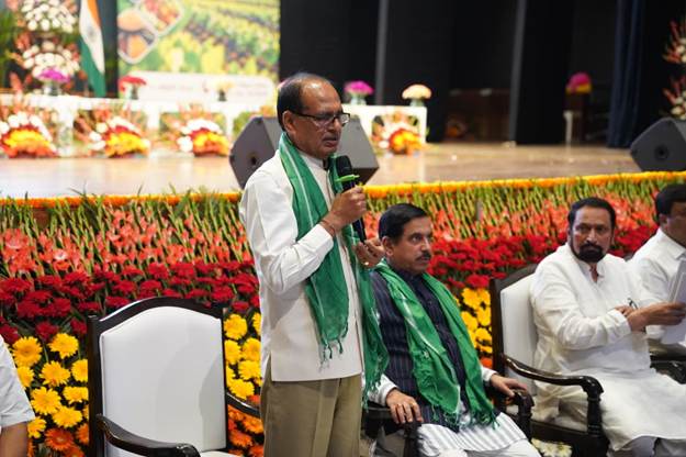 गन्ना किसानों के लिए केंद्र सरकार का बड़ा फैसला! एक हफ्ते में बनेगी कमेटी, रिकवरी और भुगतान विवादों का होगा समाधान गन्ना किसानों के लिए केंद्र सरकार का बड़ा फैसला! एक हफ्ते में बनेगी कमेटी, रिकवरी और भुगतान विवादों का होगा समाधान