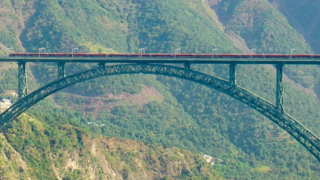 चिनाब ब्रिज पर 100 किमी/घंटा की रफ्तार से दौड़ी वंदे भारत ट्रेन, कटरा-बनिहाल रेल सेक्शन में बढ़ी स्पीड चिनाब ब्रिज पर 100 किमी/घंटा की रफ्तार से दौड़ी वंदे भारत ट्रेन, कटरा-बनिहाल रेल सेक्शन में बढ़ी स्पीड