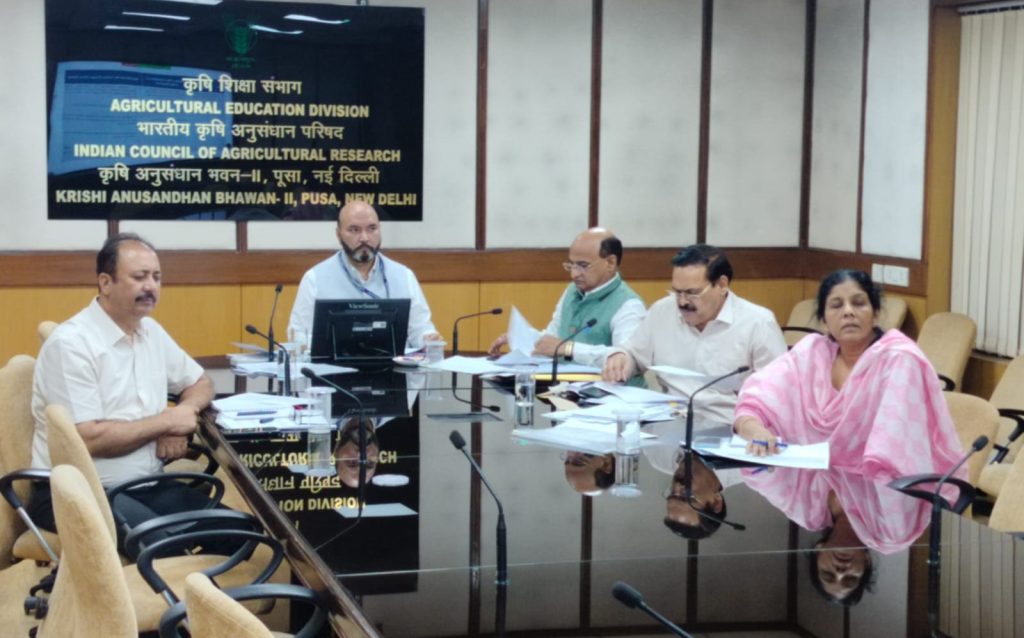 नेचुरल फार्मिंग की पढ़ाई करेंगे छात्र, ICAR शुरू करेगा PG और PhD कोर्स; विशेषज्ञों से मांगे सुझाव नेचुरल फार्मिंग की पढ़ाई करेंगे छात्र, ICAR शुरू करेगा PG और PhD कोर्स; विशेषज्ञों से मांगे सुझाव