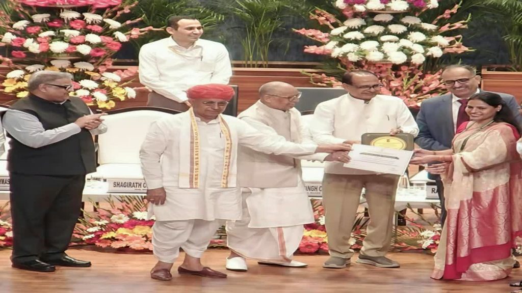 पीएम धन-धान्य कृषि योजना में उमरिया को राष्ट्रीय स्तर पर तीसरा स्थान, कलेक्टर राखी सहाय सम्मानित पीएम धन-धान्य कृषि योजना में उमरिया को राष्ट्रीय स्तर पर तीसरा स्थान, कलेक्टर राखी सहाय सम्मानित