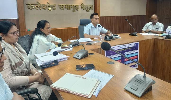 बैतूल में कम बारिश के बीच कलेक्टर की किसानों को सलाह, पानी की उपलब्धता देखकर करें फसल का चयन बैतूल में कम बारिश के बीच कलेक्टर की किसानों को सलाह, पानी की उपलब्धता देखकर करें फसल का चयन